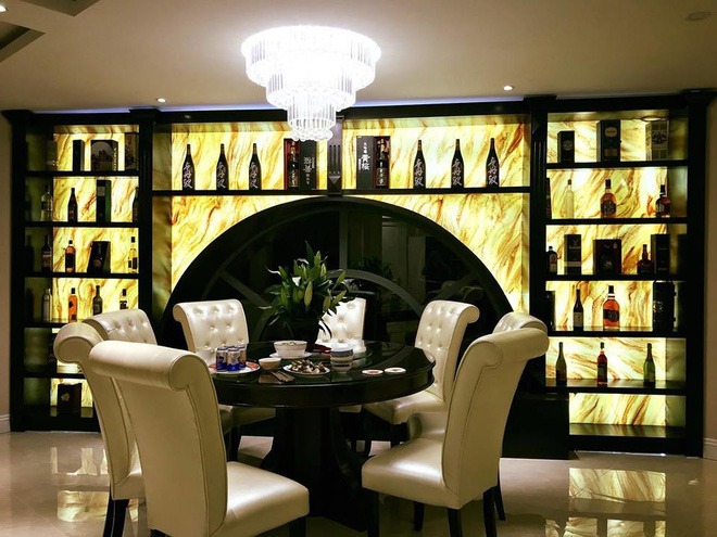 Qua những bức ảnh Bảo Thy và anh trai cô từng chia sẻ, công chúng có thể thấy căn biệt thự được thiết kế theo phong cách hiện đại, sang trọng. Toàn bộ nội thất đều đến từ các thương thiệu nổi tiếng trên toàn thế giới. Nổi bật giữa phòng khách là một tủ rượu lớn.