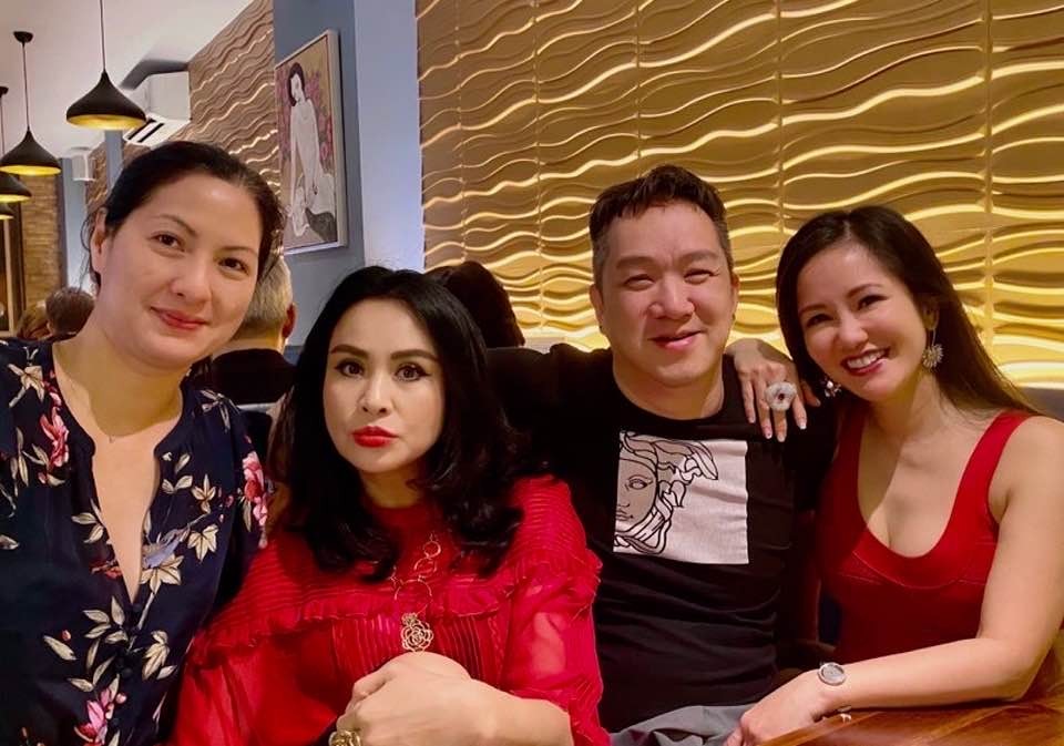 Mỗi lần về nước, Huy MC gặp gỡ các đồng nghiệp thân thiết như Hồng Nhung, Thanh Lam. Ảnh: FBNV