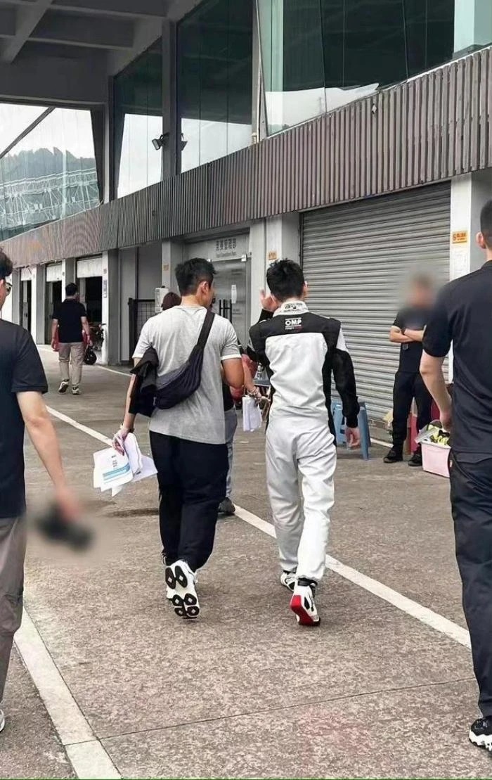 trong quá trình di chuyển đến sân thi đấu nam diễn viên luôn được các nhân viên để tâm và tháp tùng. Suốt quãng đường nam diễn viên đều không ngừng trò chuyện với những người bên cạnh.