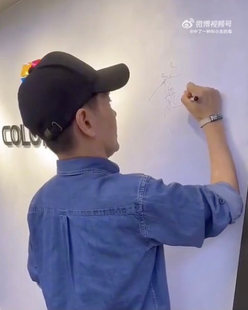 Ngày 9/5, khi nam diễn viên tham gia sự kiện thương mại tại Hồ Nam (Trung Quốc), anh không thể giơ tay quá cao, chữ ký không liền mạch.