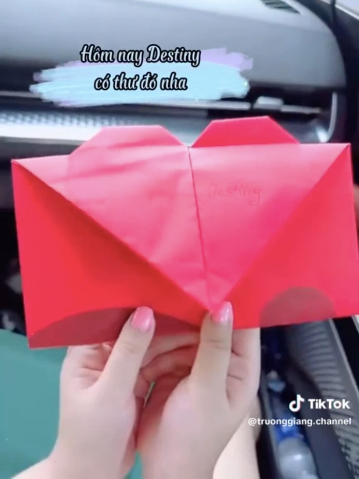 Nhã Phương khoe bức thư tay mà con gái Destiny được nhận.