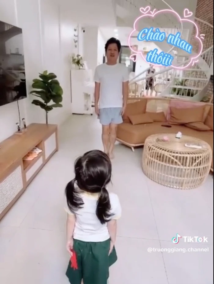 Khoảnh khắc đáng yêu của hai bố con Trường Giang 