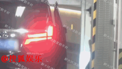 Dương Dương và Vương Sở Nhiên được cho cùng bước ra từ một toà nhà.