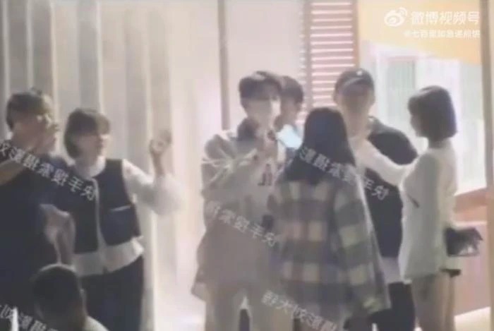 Người được cho là Dương Dương còn vẫy tay chào mọi người trước khi ra về.