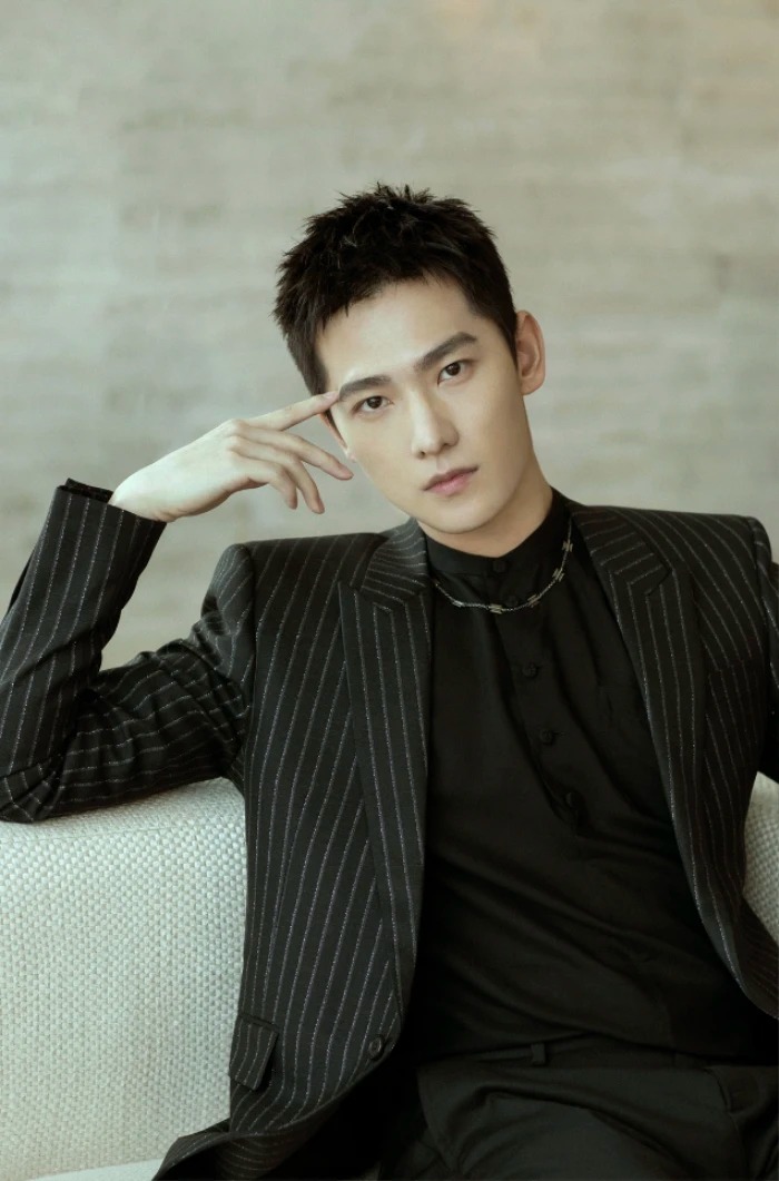 Dương Dương khá kín tiếng trong chuyện tình cảm nhưng không ít lần mỹ nam vướng tin đồn hẹn hò với loạt bạn diễn như Vương Sở Nhiên, Triệu Lộ Tư, Địch Lệ Nhiệt Ba.