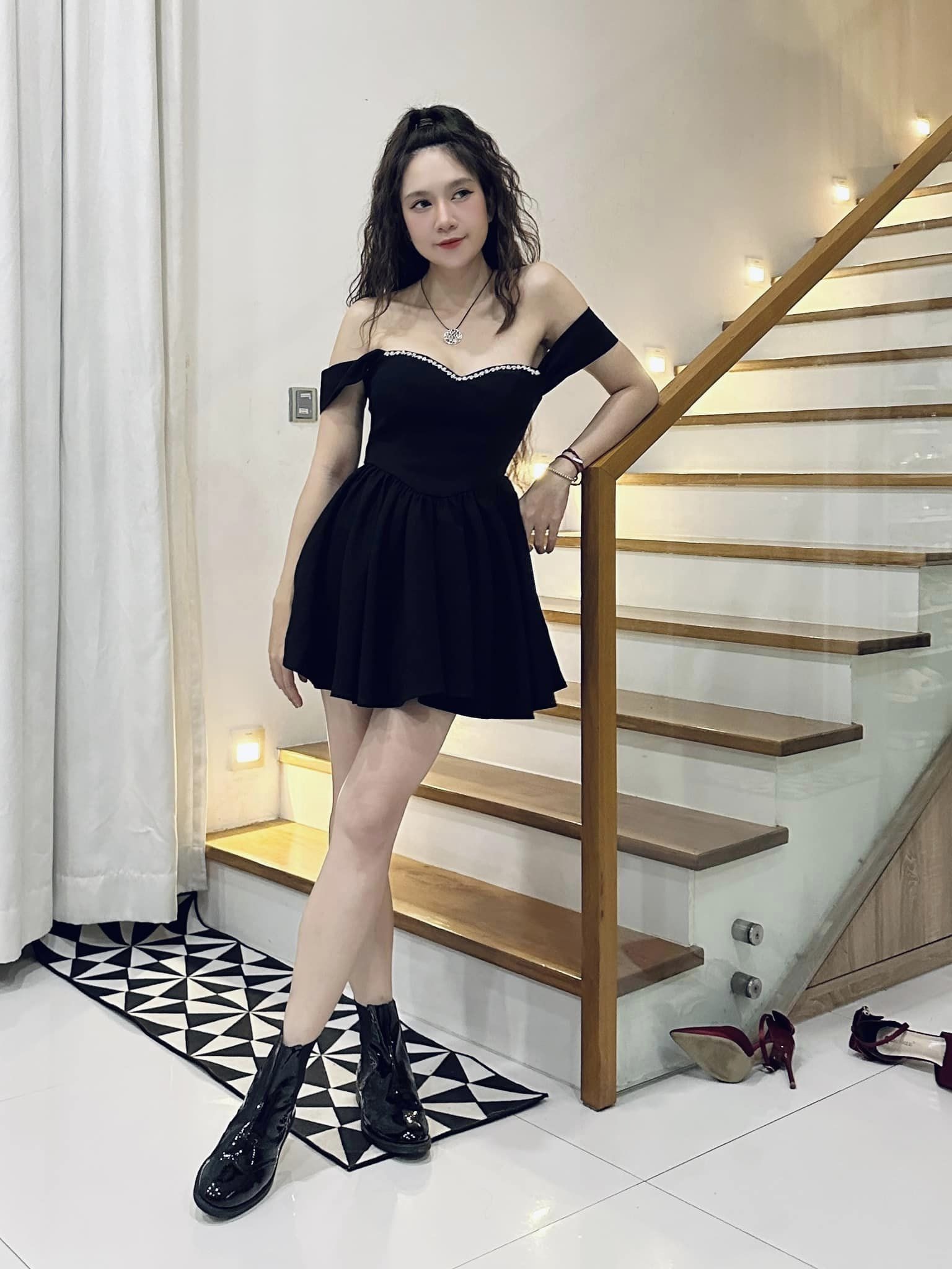 Sau đó cô theo học ngành Luật. Minh Hà tiếp tục sang Anh du học ngành Luật Thương mại Quốc tế tại Đại học Leicester nổi tiếng - ngôi trường top 25 tại Anh và xếp thứ 170 trên toàn thế giới. Năm 2011, bà xã Lý Hải lấy được bằng Thạc sĩ. 