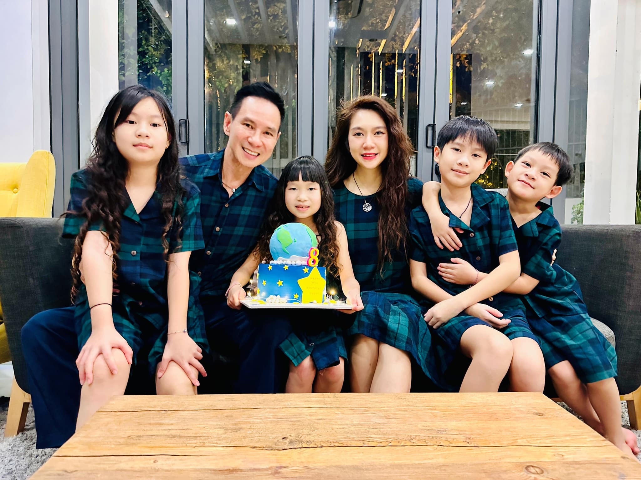 Điều Minh Hà được khen nhất sau khi trở thành vợ, thành mẹ chính là sự vén khéo, chín chắn và luôn hướng về gia đình nhỏ. Bằng chứng là Minh Hà nuôi dạy và chăm sóc 4 con rất ngoan ngoãn, biết yêu thương và giúp đỡ người khác. Minh Hà là mẹ bỉm tâm lý, là người bạn đồng hành với con, song song đó cô luôn ủng hộ phương pháp dạy nhóc tỳ của Lý Hải.