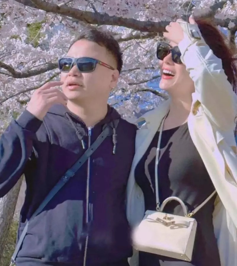 Sau khi Shark Bình vừa hoàn tất thủ tục ly hôn, loạt ảnh chụp chung tình tứ của cặp đôi nhanh chóng xuất hiện trên mạng xã hội. Trước đó, họ hạn chế chia sẻ những khoảnh khắc bên nhau dù thường xuyên bị bắt gặp cùng đi du lịch. 