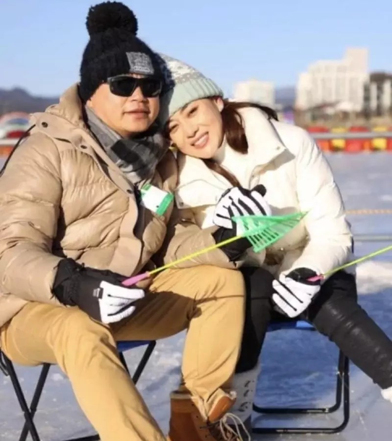 Qua loạt ảnh lần đầu được công bố có thể thấy, trong mỗi chuyến vi vu du lịch, Shark Bình - Phương Oanh đều vui vẻ tận hưởng, lưu giữ nhiều khoảnh khắc kỷ niệm. Mới nhất là hình ảnh cả 2 đưa nhau đi ngắm hoa anh đào ở Nhật Bản vào tháng 3/2023. 