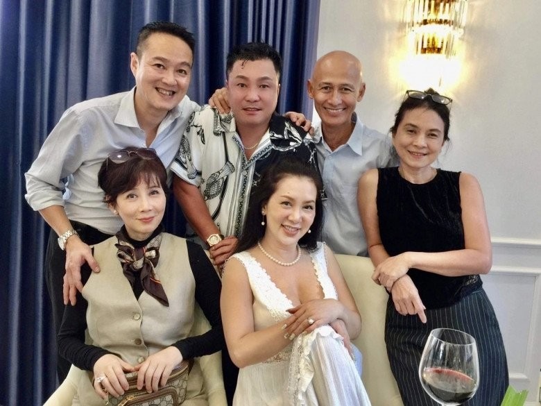 Lý Hùng, Diễm Hương cùng các bạn cũ trong một buổi tụ họp.