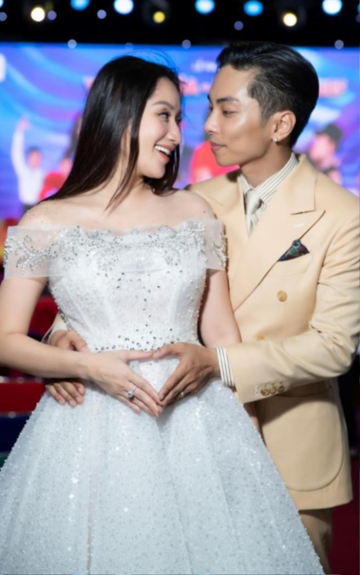 Suốt hành trình mang thai, Khánh Thi cho biết luôn được chồng bên cạnh chăm sóc và đồng hành cùng