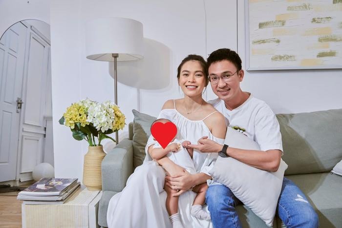 Mâu Thủy nở nụ cười rạng rỡ bên cạnh bạn trai và quý tử đầu lòng