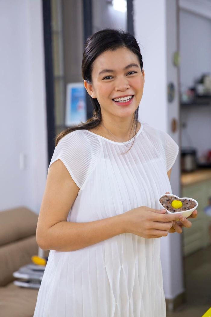 Hình ảnh Mâu Thủy chuẩn bị tiệc đầy tháng cho con trai, sau khi sinh con cô nàng được nhiều khán giả nhận xét ngày càng trở nên mặn mà hơn trông thấy