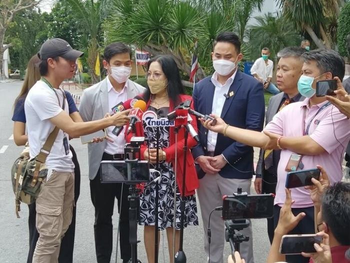 Hình ảnh mẹ ruột Tangmo Nida trả lời phỏng vấn với các phóng viên (Ảnh: Khaosod).