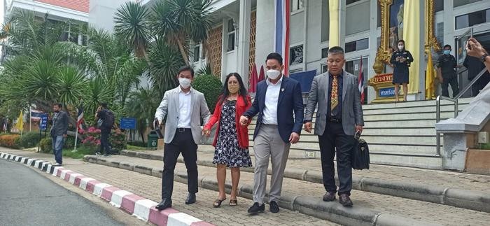 Mẹ Tangmo Nida nắm tay hai bị cáo rời khỏi tòa sau khi phiên tòa khép lại.