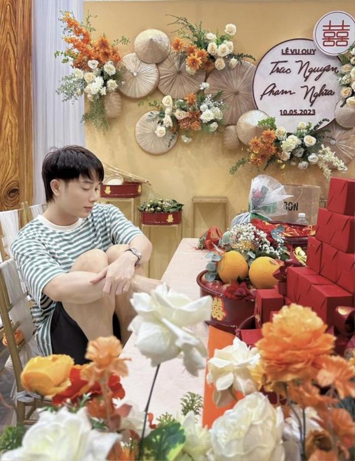 Nam ca sĩ chia sẻ hình ảnh kèm theo lời than vãn liên quan đến chuyện cưới xin.