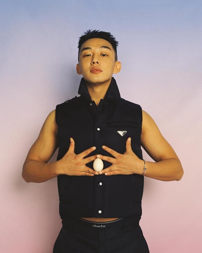 Ngoài Yoo Ah In, phía cảnh sát cũng đã khởi tố và đang điều tra 4 người xung quanh nam diễn viên với tội danh giúp đỡ hoặc trực tiếp cho anh ta sử dụng ma túy trong thời gian vừa qua