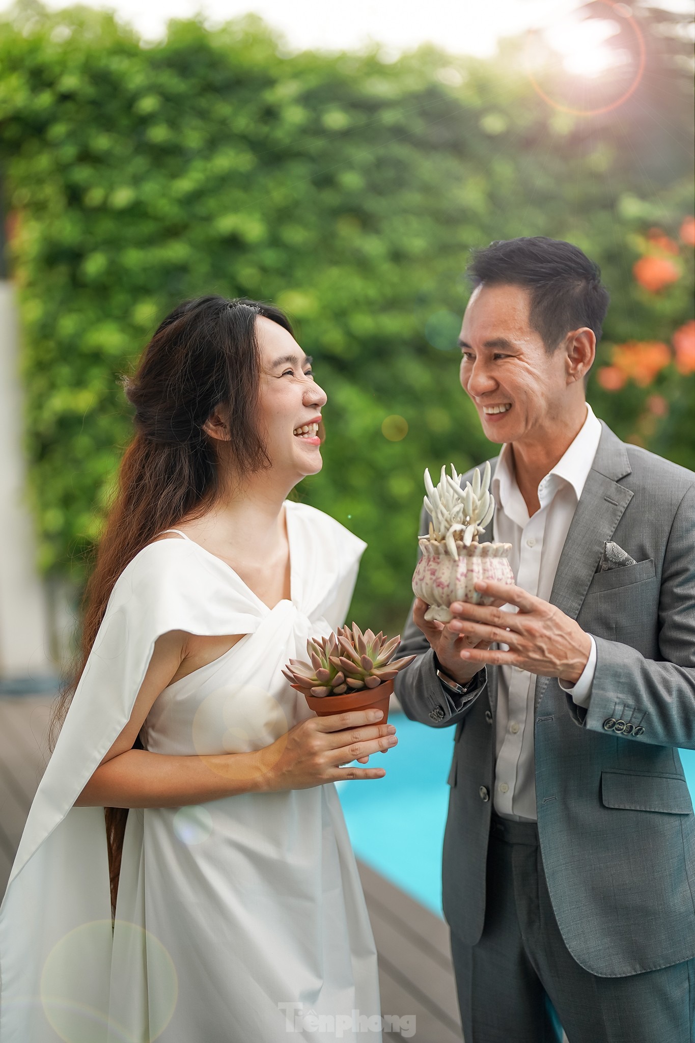 Minh Hà và Lý Hải trong khoảnh khắc nghỉ ngơi hiếm hoi sau nửa tháng liên tục có mặt ở các rạp chiếu phim.