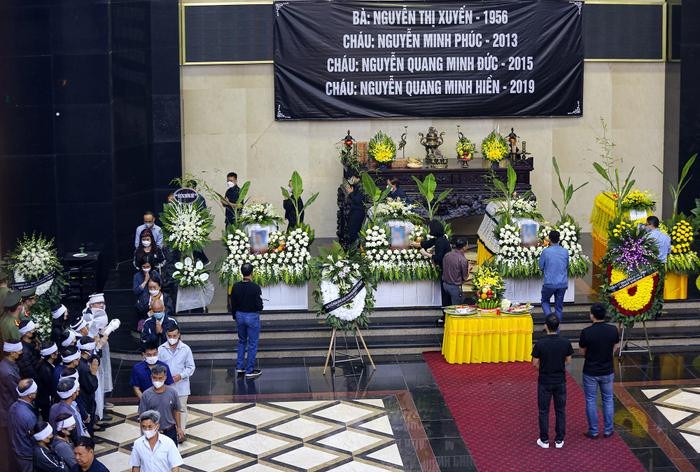 Nhiều người thân đã đến tiễn biệt 4 bà cháu tại nhà tang lễ Bệnh viện Quân y 103. (Ảnh: TN).