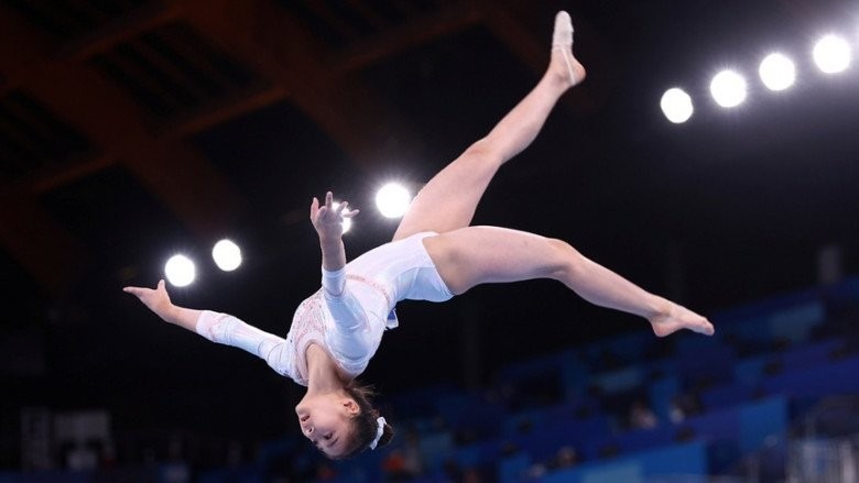 Đa số các vận động viên nữ tham gia những bộ môn như bơi lội, thể dục dụng cụ, điền kinh... đều bị bắt buộc phải mặc trang phục bó sát, cắt xẻ táo bạo như bikini.