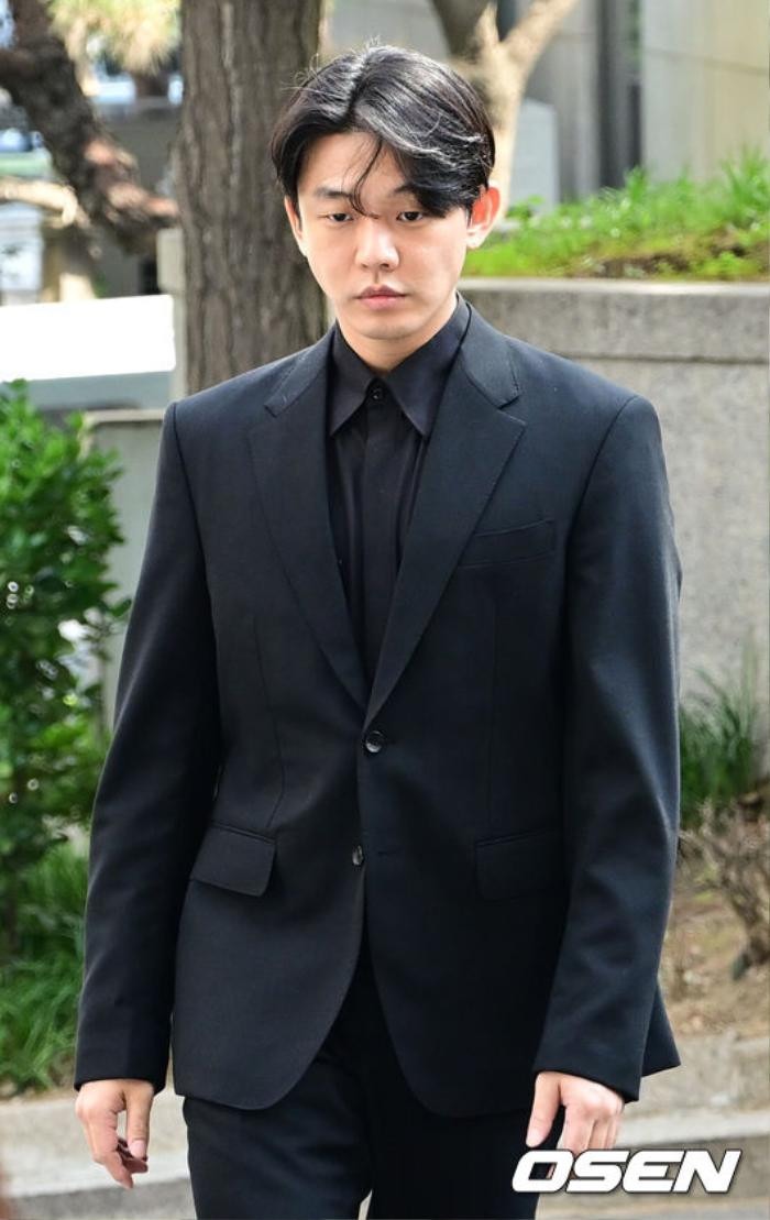 Yoo Ah In mặc trang phục màu đen khi có mặt tại đồn cảnh sát (Ảnh: OSEN)