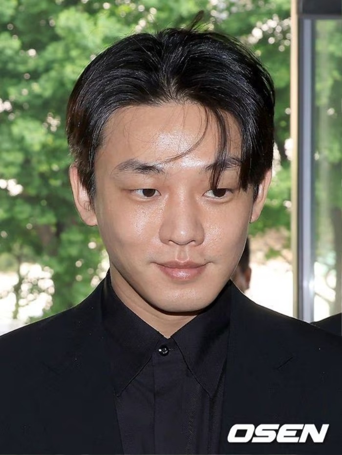 Hình ảnh Yoo Ah In trước khi chuẩn bị tiếp nhận buổi điều tra thứ hai (Ảnh: OSEN)