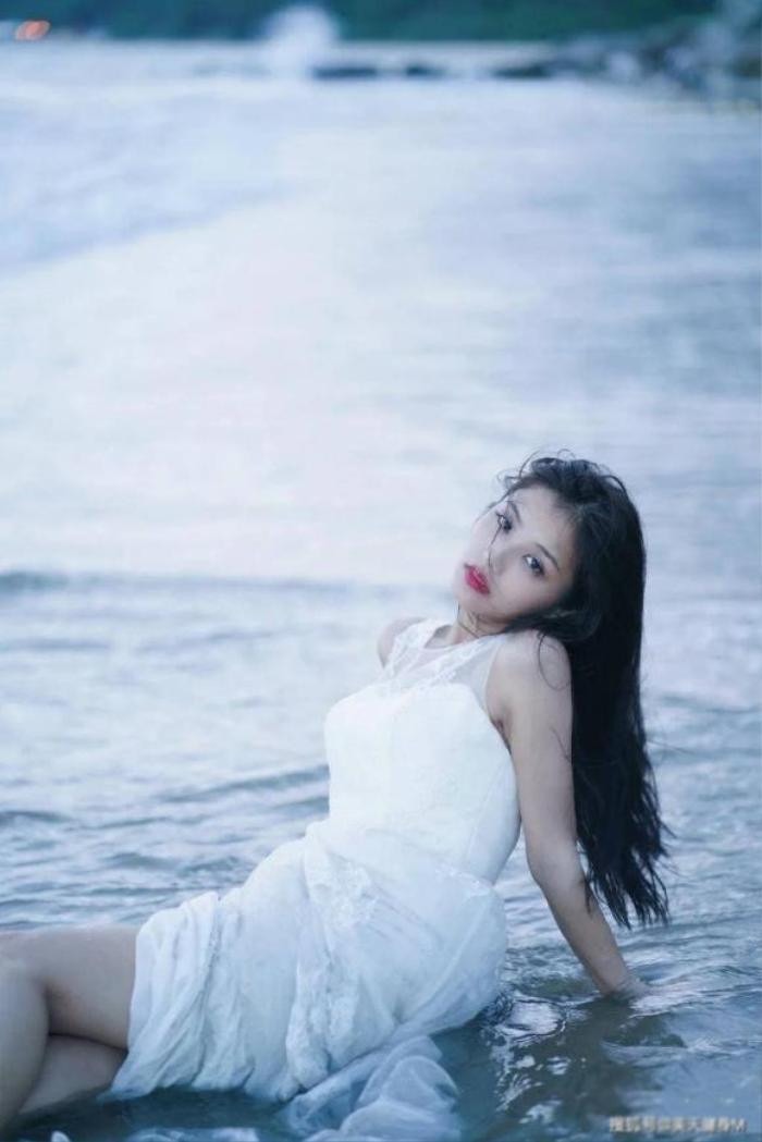 Cao Văn Quân sở hữu nhan sắc ngọt ngào, rạng rỡ. (Ảnh: Weibo)