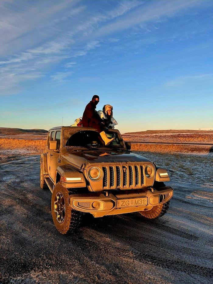 Châu Bùi và Binz vẫn giữ đúng quy tắc không chụp cận mặt, thế nhưng làm sao qua mắt được dân tình