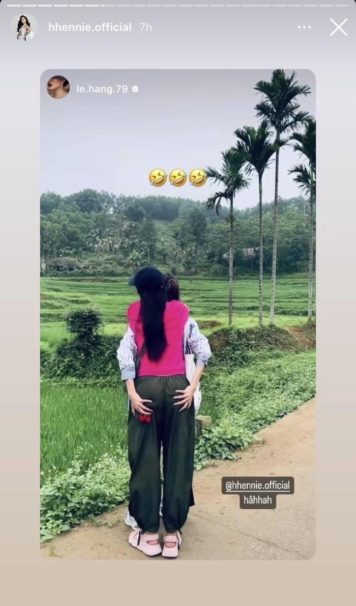 H'Hen Niê vô tư chia sẻ hình ảnh Lệ Hằng có hành động phản cảm với vòng 3 của mình. (Ảnh Video: Instagram nhân vật)
