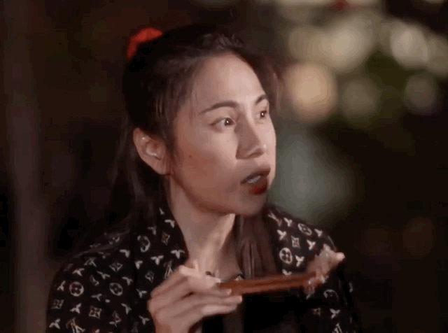 Khoảnh khắc Thuỷ Tiên trầm trồ vì món thịt nướng khi đi show thực tế của Trường Giang bị dân tình lan truyền với mục đích mỉa mai