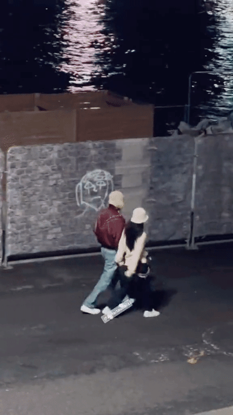 Cặp đôi tình tứ nắm tay nhau đi dạo ở đường phố Paris chính là Jennie và V