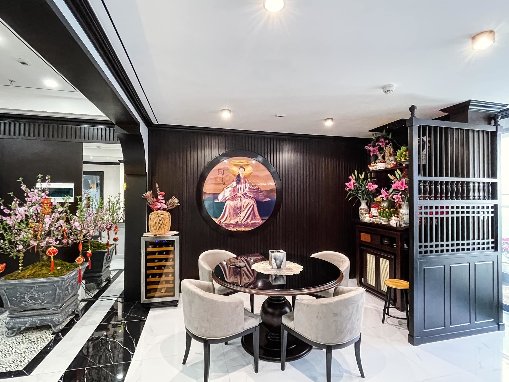  Căn hộ ban đầu được bàn giao với 3 phòng ngủ nhưng vì sống một mình nên nữ diễn viên đã cho đập bỏ một phòng ngủ để tăng diện tích của phòng khách. Nhờ vậy, phòng khách, phòng bếp và bàn ăn thông nhau, không gian được tối ưu, thoáng đãng hơn. 