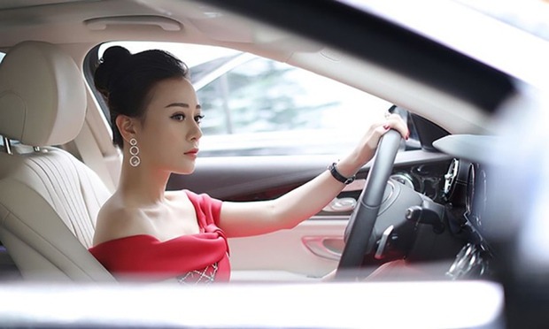Ngoài căn hộ sang trọng, Phương Oanh còn sở hữu xế hộp tiền tỉ