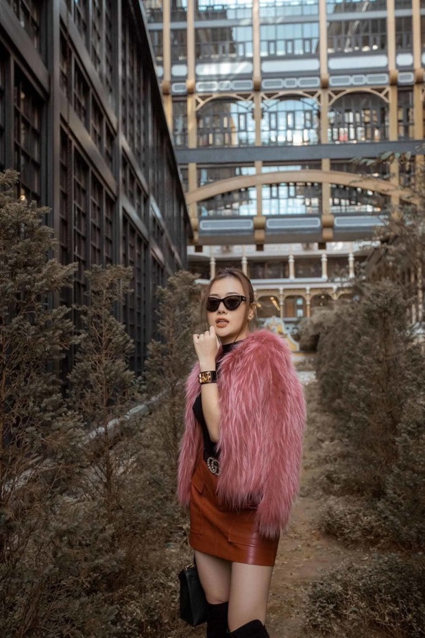 Cũng như bao cô gái khác, Phương Oanh có sở thích dùng hàng hiệu và đi du lịch sang chảnh. Độ xa xỉ, giàu có mà khán giả cảm nhận từ cuộc sống của Phương Oanh khiến cô càng được ngưỡng mộ.