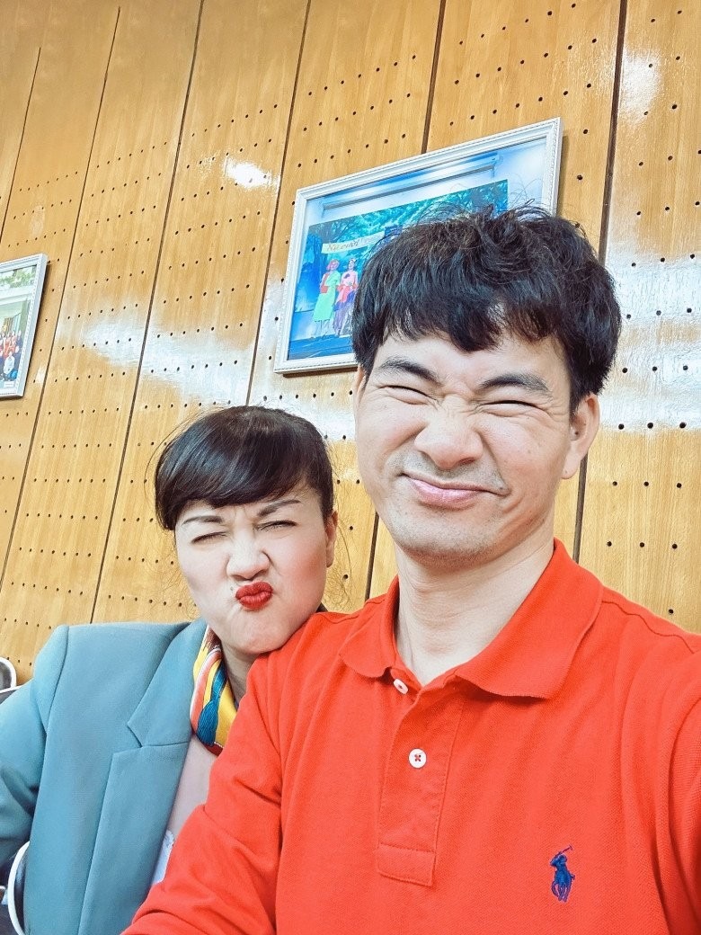 ô có giọng nói chua lét trên sân khấu, nhìn trên tivi gầy trơ xương, đen nhẻm. Khi bên đồng nghiệp, cô cũng hay 