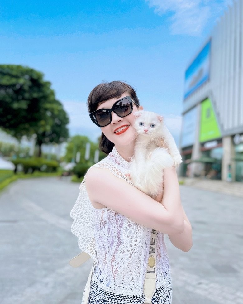 Vân Dung được nhận xét ngoài đời có làn da trắng trẻo, xinh xắn, nốt ruồi duyên.