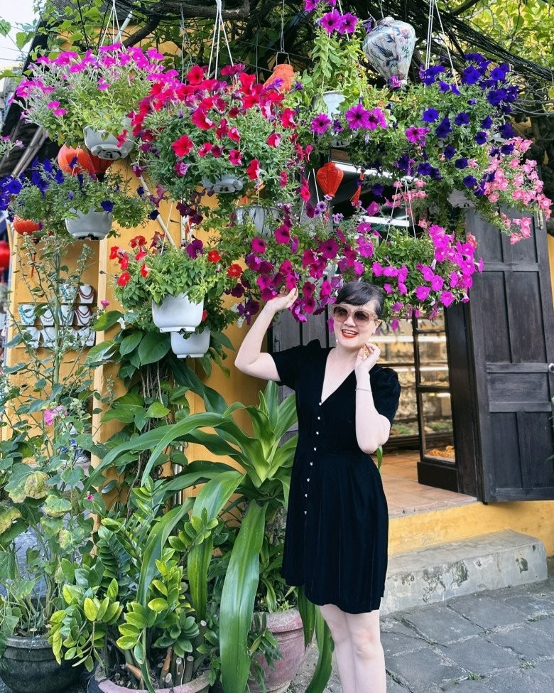 Không như trên màn ảnh, Vân Dung ở đời thường ăn mặc rất thời trang.