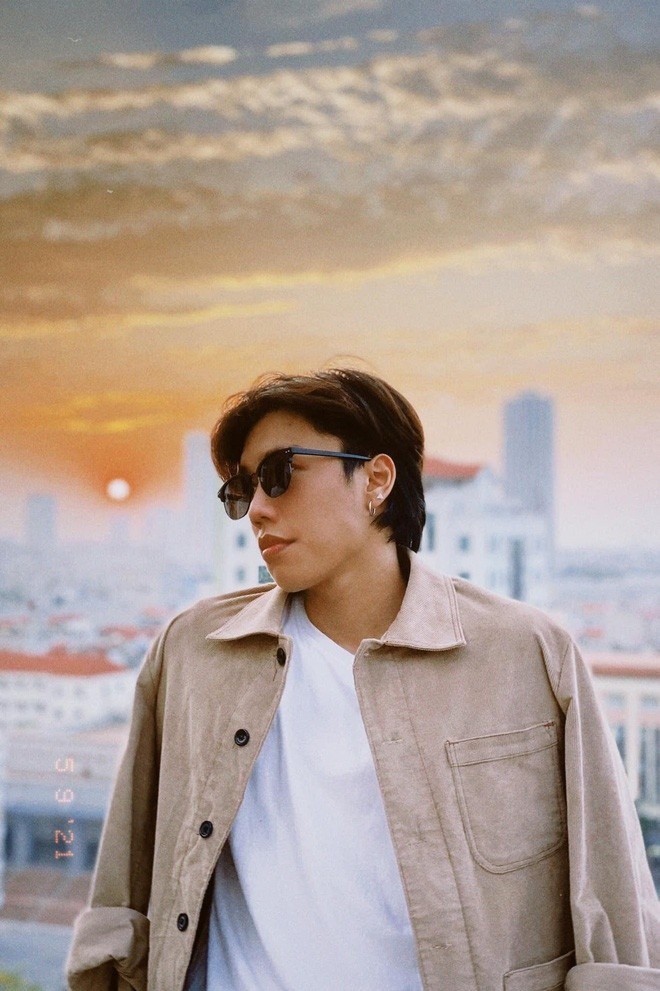 Long Vũ - con trai của nghệ sĩ Vân Dung học trường Đại học Sân khấu điện ảnh Hà Nội và theo đuổi sự nghiệp nghệ thuật.