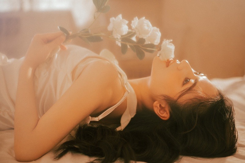 Đôi khi cô gây bất ngờ với những bộ đồ gợi cảm, táo bạo.