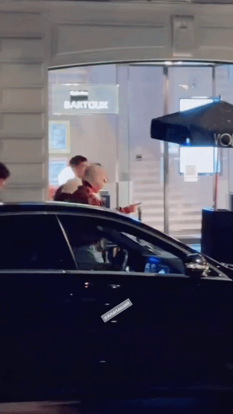 Trong video được lan truyền trong buổi tối 17/5, cặp đôi nắm tay nhau không rời cho đến lúc lên chiếc xe hơi. Cả hai cũng không ngần ngại che giấu chuyện tình cảm, công khai thể hiện cử chỉ của cặp đôi yêu nhau giữa lòng thành phố tình yêu Paris