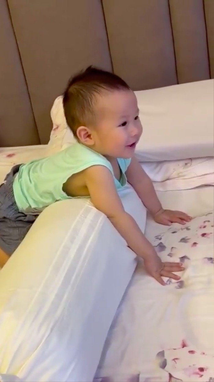 Khoảnh khắc đáng yêu của con trai diễn viên Quý Bình - bé Eric.