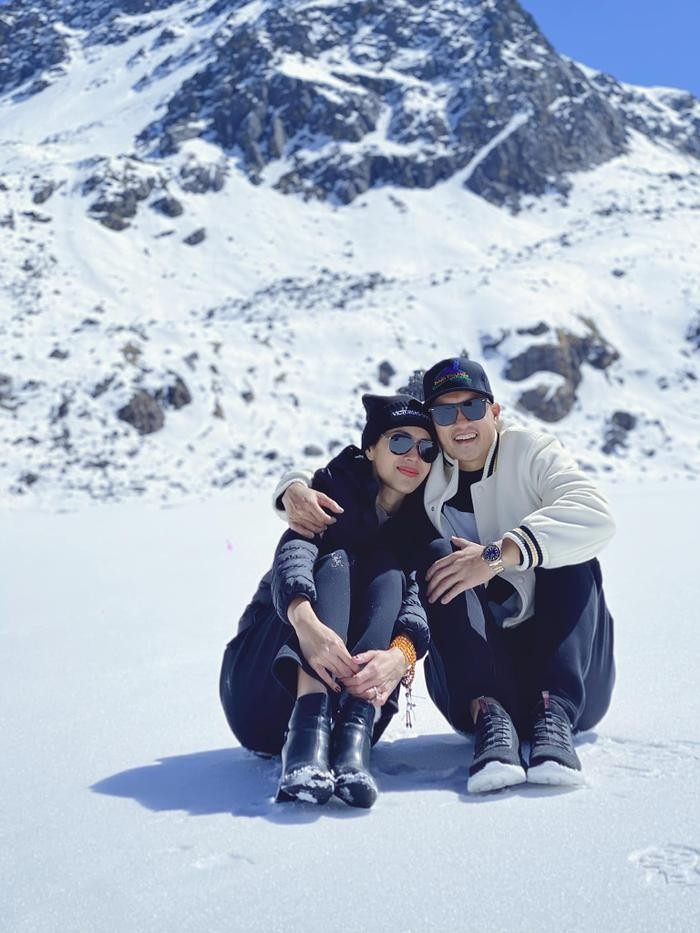 Sau loạt thị phi về từ thiện, vợ chồng Thuỷ Tiên và Công Vinh tận hưởng hôn nhân hạnh phúc, bình yên cùng con gái