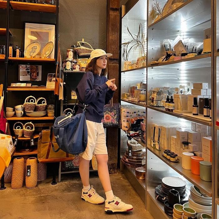 Hải Tú không giấu khỏi sự thích thú, hào hứng khi ngắm nhìn những món đồ lưu niệm