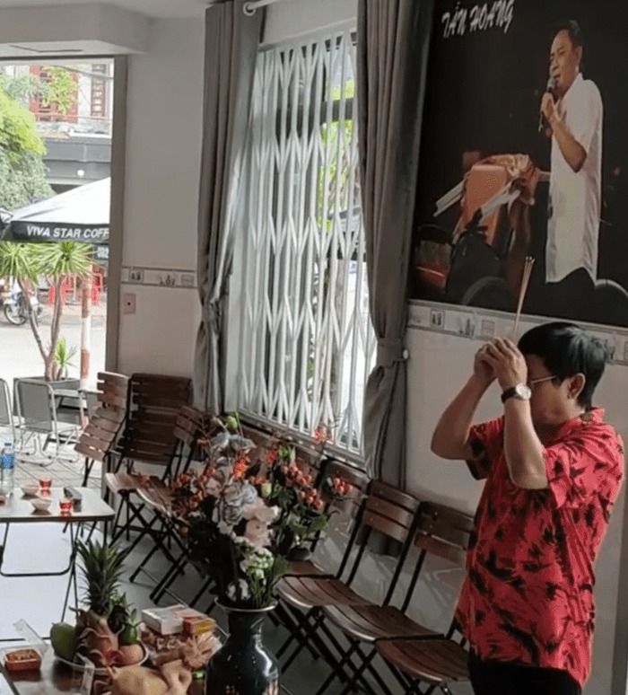 Nam nghệ sĩ vừa khai trương một quán cà phê nhỏ để kiếm thêm thu nhập.