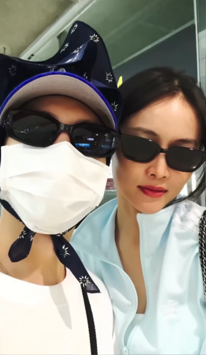 Trước chuyến đi, Trương Mỹ Nhân và Phí Ngọc Hưng vô cùng hào hứng và thể hiện tâm trạng vui vẻ