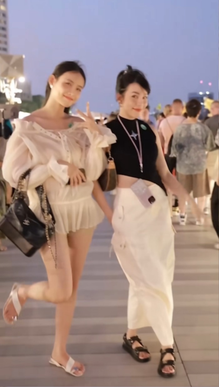 Trương Mỹ Nhân không hề hay biết sẽ được bạn trai cầu hôn khi đi du lịch