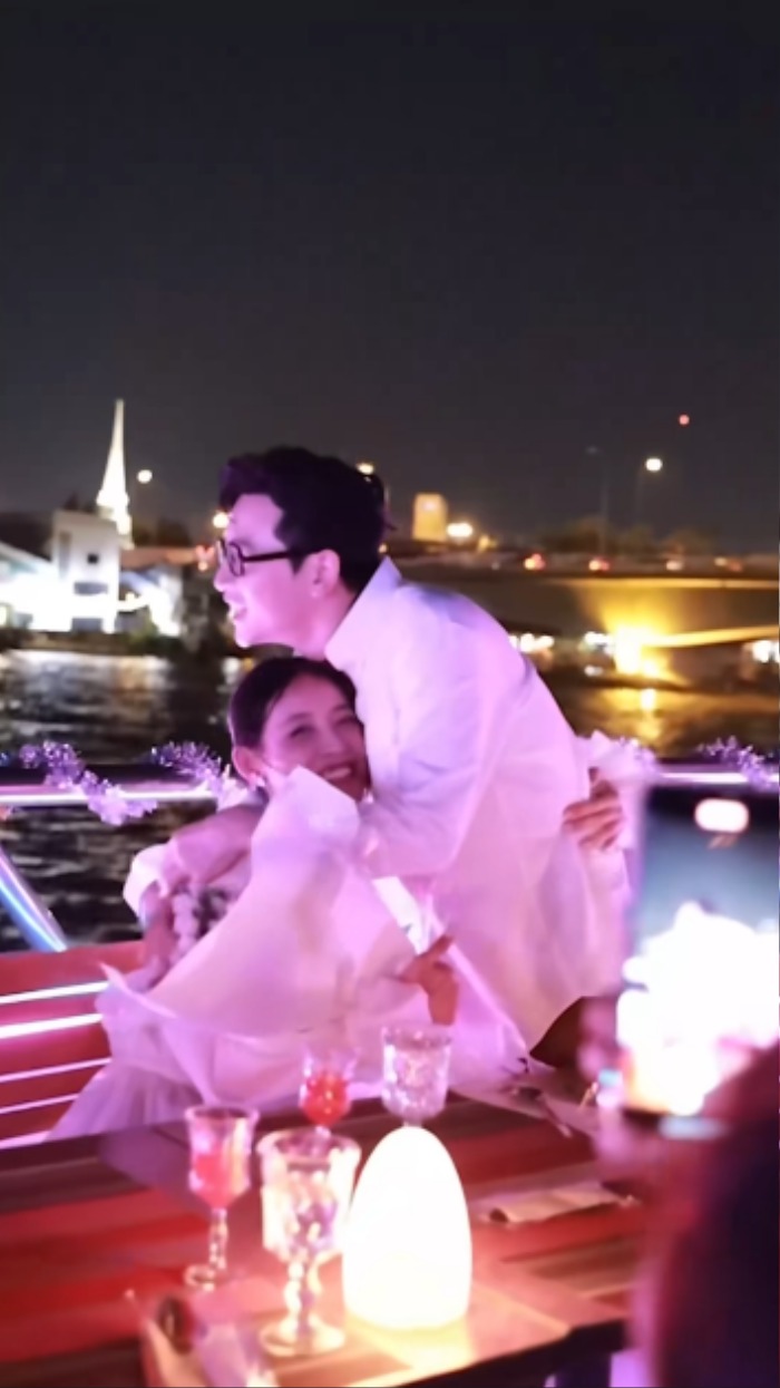 Trước lời cầu hôn của Phí Ngọc Hưng, Trương Mỹ Nhân đã nở nụ cười đầy rạng rỡ và đồng ý với 