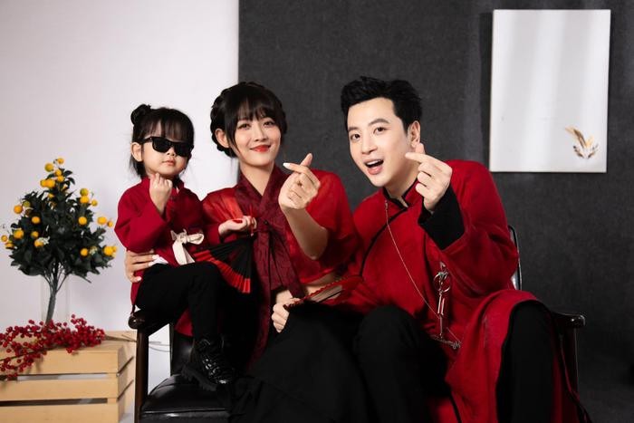 Trương Mỹ Nhân và Trương Mỹ Nhân bên cạnh con gái Bona