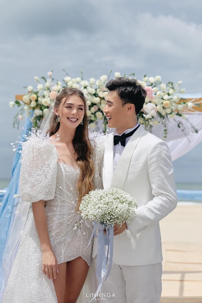 Vào tháng 5/2022, Bùi Tiến Dũng cùng với vợ Tây làm lễ kết hôn. Đến nay là vừa tròn kỷ niệm 1 năm ngày cưới của cặp đôi