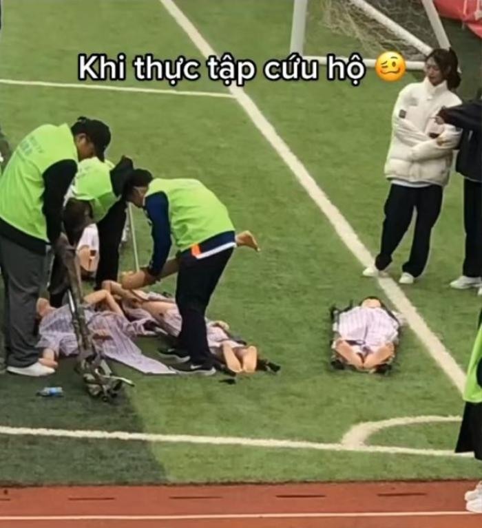 Trong khi ma-nơ-canh nhóm thứ nhất vẹn nguyên nằm trên cáng thì ma-nơ- canh nhóm thứ hai lại không may mắn như thế